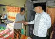 Gubernur Mahyeldi Singgah dan Sahur di Rumah Warga, Antar Bantuan Rehab Rumah dan Berikan Tausiah