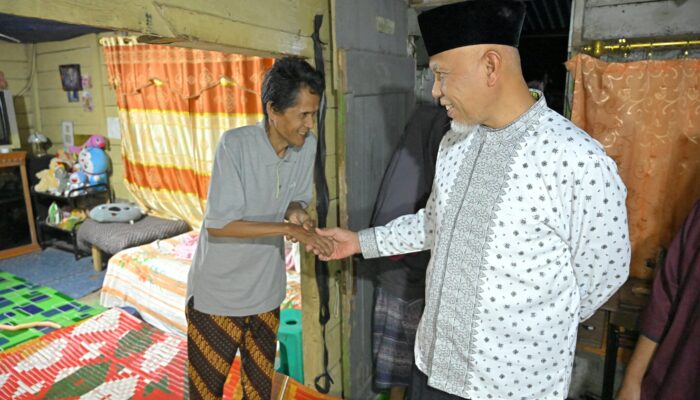 Gubernur Mahyeldi Singgah dan Sahur di Rumah Warga, Antar Bantuan Rehab Rumah dan Berikan Tausiah