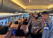 Ditlantas Polda Riau dan Tim Takjil Berbagi 200 Paket Berbuka untuk Pemudik di Terminal AKAP