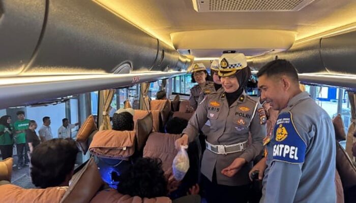 Ditlantas Polda Riau dan Tim Takjil Berbagi 200 Paket Berbuka untuk Pemudik di Terminal AKAP