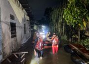 Diterjang Banjir, Ibu Hamil dan Bayi Berhasil Dievakuasi Tim SAR Pekanbaru