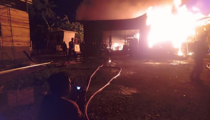 10 Kendaraan Dilalap Si Jago Merah di Padang, Kerugian Ditaksir Rp2 Miliar