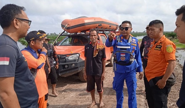 Kasat Polairud Polres Pelalawan, AKP Ade Santoso saat berdiakusi dengan petugas SAR.(ist)
