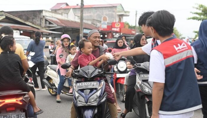 Hutama Karya Gelar Sobat Aksi Ramadan di Sekitar Jalan Tol Padang-Sicincin