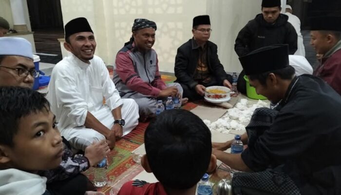 Wawako Allex Ikut Iktikaf Malam ke-29 Ramadan di Islamic Center Padang Panjang