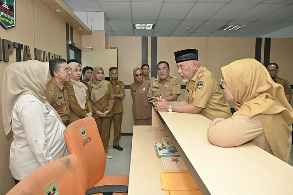 Gubernur Sumatera Barat (Sumbar), Mahyeldi menggelar inspeksi mendadak (sidak) di Kantor Dinas Bina Marga, Cipta Karya, dan Tata Ruang. (Foto: Istimewa)