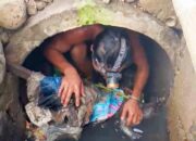 Tanpa Masker, Tim DPUPR Padang Berjibaku di Saluran Sempit Membersihkan Sampah