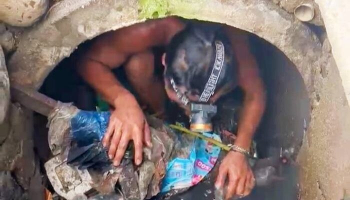 Tanpa Masker, Tim DPUPR Padang Berjibaku di Saluran Sempit Membersihkan Sampah