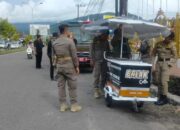 Satpol PP Padang Tertibkan PKL di Jalan Aru, Barang Dagangan Diamankan