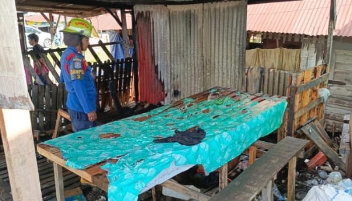 Warung Gorengan Terbakar di Lubuk Minturun, Tim Damkar Padang Cegah Api Meluas