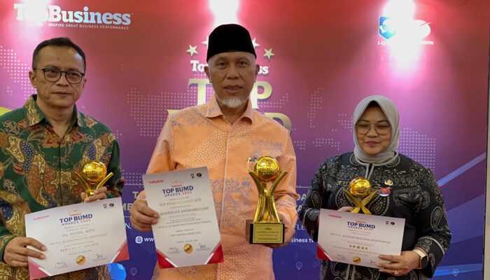 Gubernur Sumbar Mahyeldi Raih Top Pembina BUMD Award 2025, RSAM Bukittinggi Sabet Penghargaan Bintang Lima