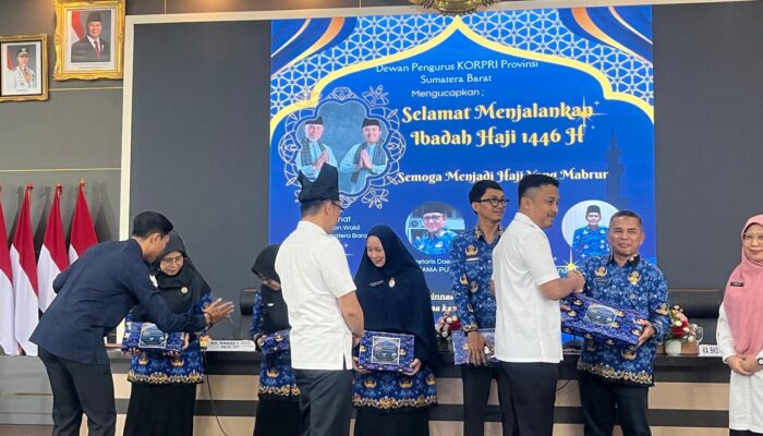 KORPRI Sumbar Serahkan Cenderamata untuk ASN Calon Jamaah Haji 2025