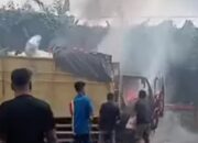 Truk Bermuatan Pupuk Tiba-tiba Terbakar di Jalan Pekanbaru