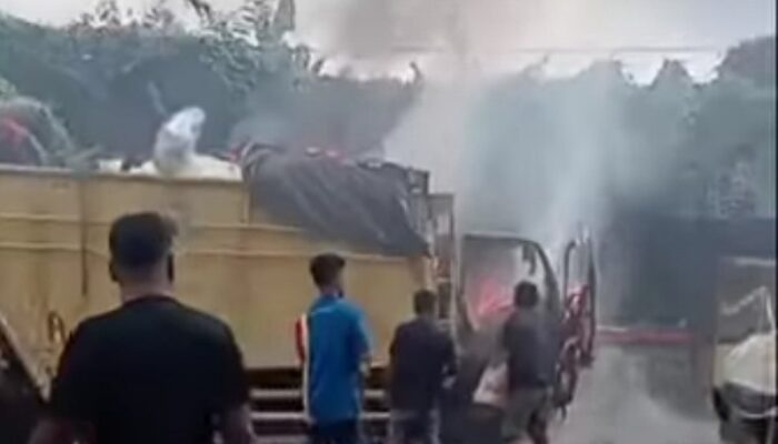 Truk Bermuatan Pupuk Tiba-tiba Terbakar di Jalan Pekanbaru