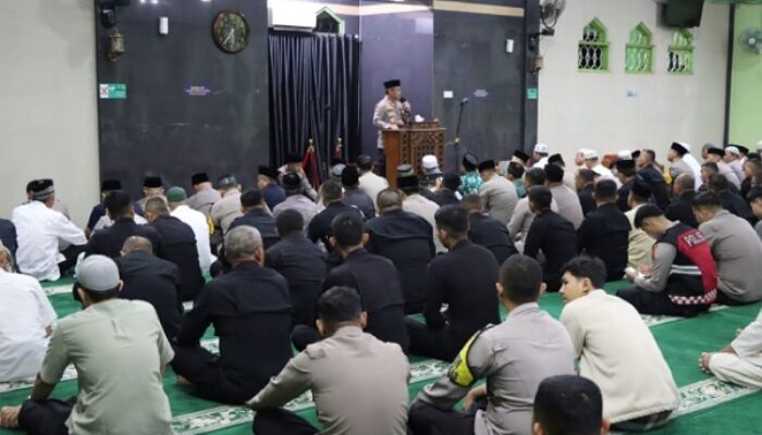 Kapolda Gatot Pimpin Sholat Subuh Berjamaah di Masjid Agung Lubuk Sikaping