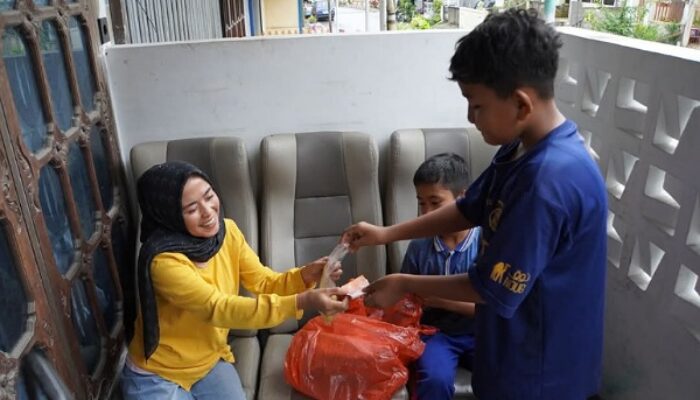 Semangat Wirausaha Dion dan Zio, Jajakan Sala Lauak Usai Sekolah di Padang Panjang