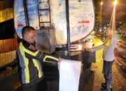 Motor Tabrak Truk Parkir di Padangbesi, Dua Pelajar Luka Berat