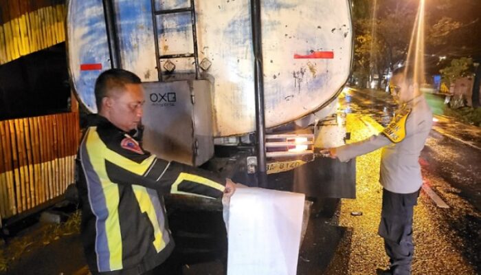 Motor Tabrak Truk Parkir di Padangbesi, Dua Pelajar Luka Berat