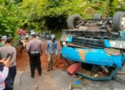 Truk Bermuatan Serbuk Kayu Terbalik di Kelok S Bungus, Lalu Lintas Sempat Tersendat