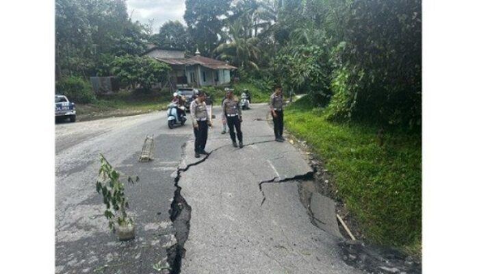 Jalan Lintas Sumbar-Riau di KM 163 Terban, Lalu Lintas Dialihkan Bergantian