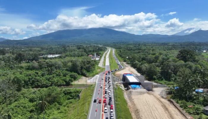 Arus Kendaraan Padat, Exit Tol Hilalang Alami Kemacetan di H+2 Lebaran