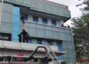 Warga Panik! Kantor Pajak Padang Pratama Satu Terbakar