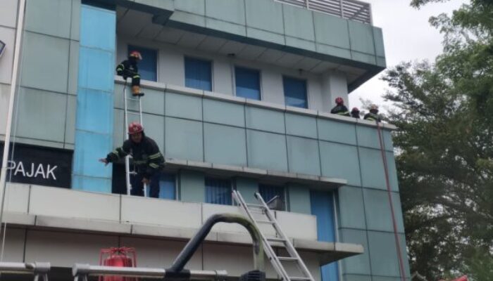Warga Panik! Kantor Pajak Padang Pratama Satu Terbakar
