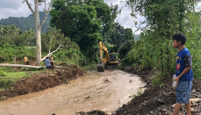 Cegah Banjir Bandang, Zaiful Imra Kerahkan Alat Berat Untuk Normalisasi Sungai