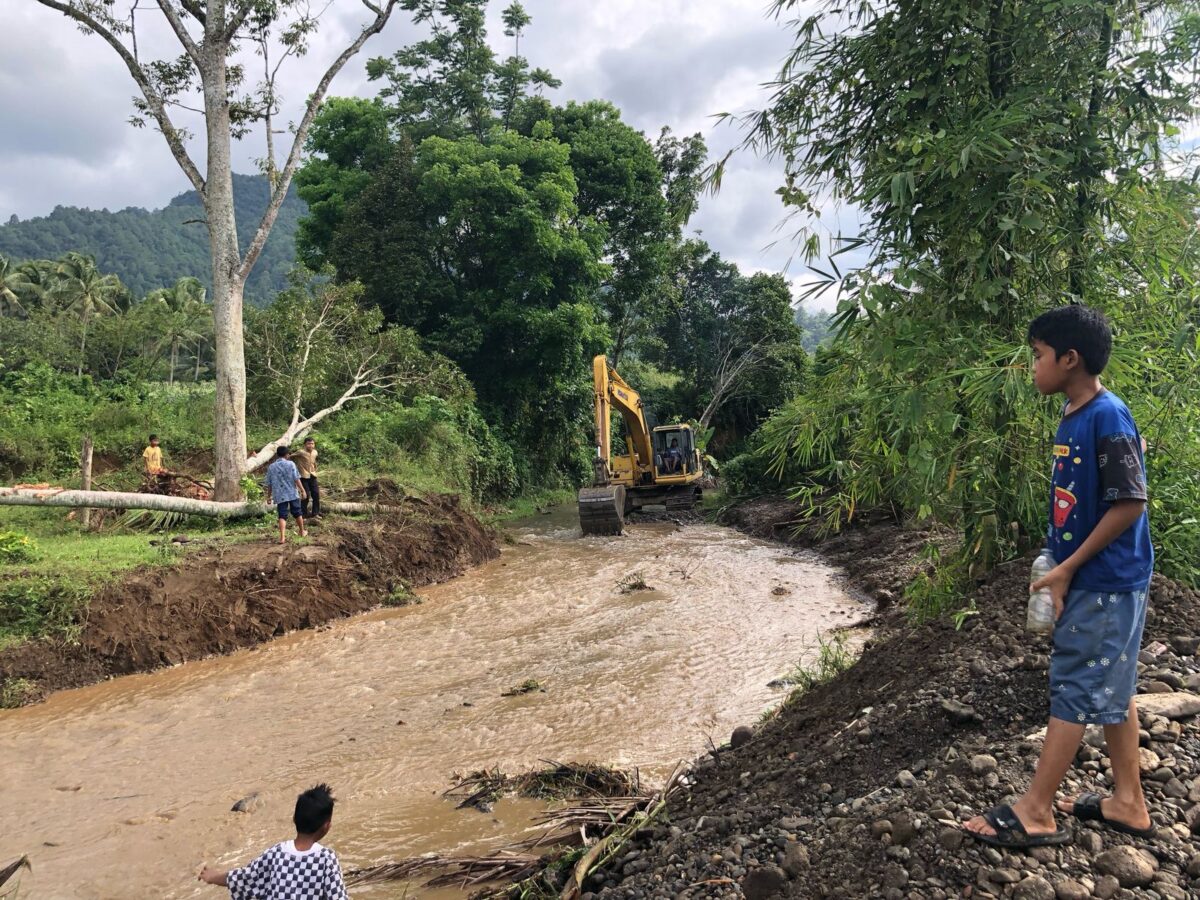 Cegah banjir bandang, Zaiful Imra kerahkan Alat berat Normalisasi Sungai batang sandir.(ist)