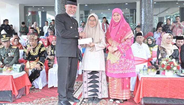 Usai Bacakan UUD 1945 Tanpa Teks, Siswi SMA 10 Padang Mendapat Hadiah Khusus dari Gubernur Sumbar