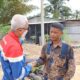 Perwira PT Pertamina Hulu Rokan (PHR) saat memberikan sosialisasi keselamatan Objek Vital Nasional kepada masyarakat di sekitar wilayah operasi secara door to door. (ist)