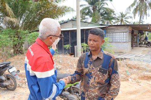 Perwira PT Pertamina Hulu Rokan (PHR) saat memberikan sosialisasi keselamatan Objek Vital Nasional kepada masyarakat di sekitar wilayah operasi secara door to door. (ist)