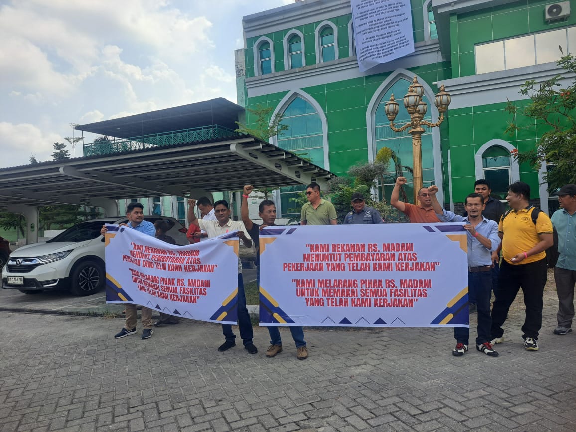 Foto puluhan Kontraktor Segel dan Putus Listrik RS Madani Pekanbaru. (Ist)