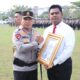 Kompol Bery Juana Putra (kanan) saat terima penghargaan dari Kapolda Riau Irjen Pol Herry Heryawan di Mapolda Riau.(Ist)