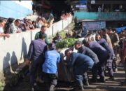 Satpol PP Tertibkan PKL Bandel di Pasar Bandar Buat, Puluhan Lapak Diamankan