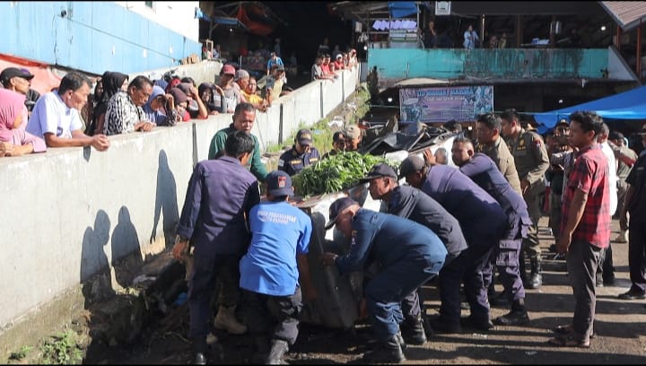 Satpol PP Tertibkan PKL Bandel di Pasar Bandar Buat, Puluhan Lapak Diamankan. (Ist)