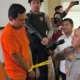 Kapolresta Pekanbaru, Kombes Pol Jeki Rahmad Mustika saat menginterogasi tersangka. (Ist)