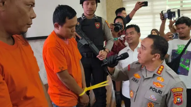 Kapolresta Pekanbaru, Kombes Pol Jeki Rahmad Mustika saat menginterogasi tersangka. (Ist)