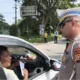 Anggota Ditlantas Polda Riau saat melakukan pengecekan kepada pengendara dalam operasi penumbar di Jalan SM Amin, Pekanbaru. (Ist)