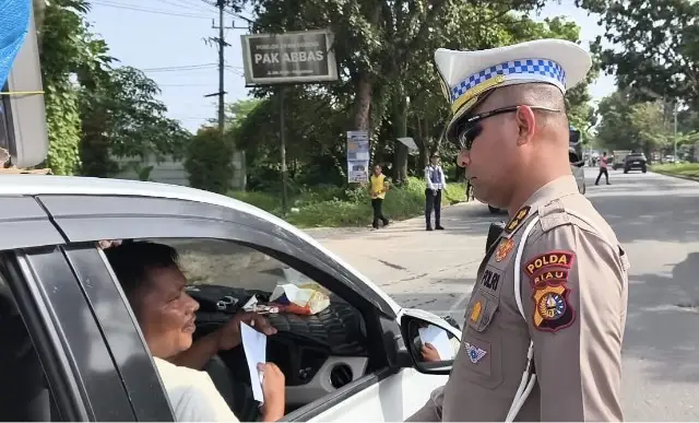 Anggota Ditlantas Polda Riau saat melakukan pengecekan kepada pengendara dalam operasi penumbar di Jalan SM Amin, Pekanbaru. (Ist)