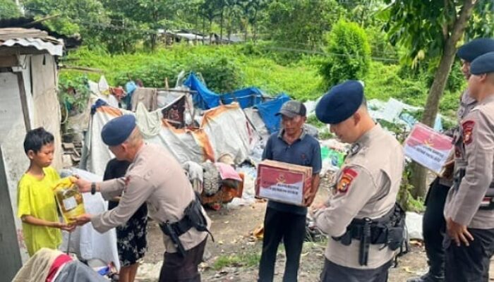 Brimob Riau Bagikan Sembako dan Tanam Pohon, Wujud Nyata Peduli Masyarakat