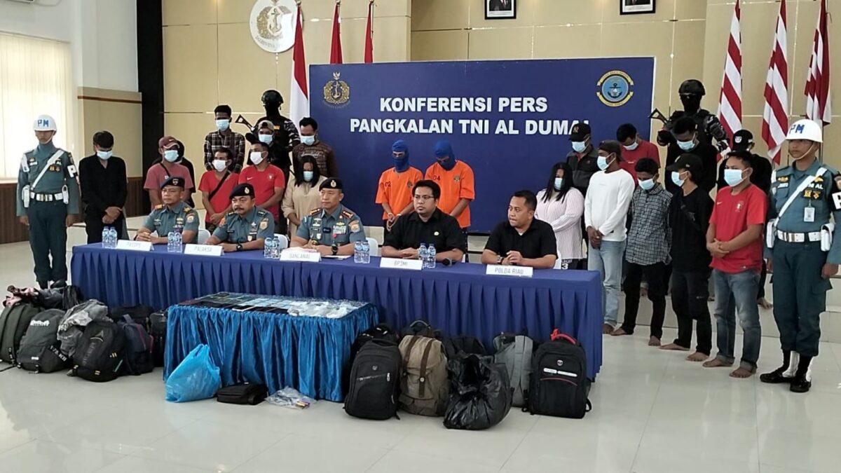 Konferensi pers Lanal Dumai bersama BP3MI Riau dan Polda Riau terkait penggagalan pengiriman 19 PMI ilegal ke Malaysia. (Ist)