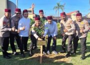 Tanam Pohon di Polda Riau, Rocky Gerung dan UAS Ajak Hijaukan Riau