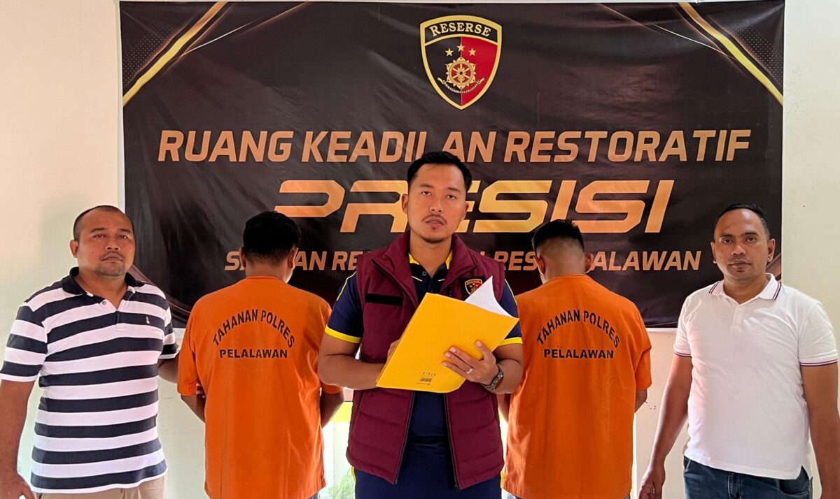 Komplotan pencuri sepeda motor saat diamankan di Mapolres Pelalawan. (Ist)