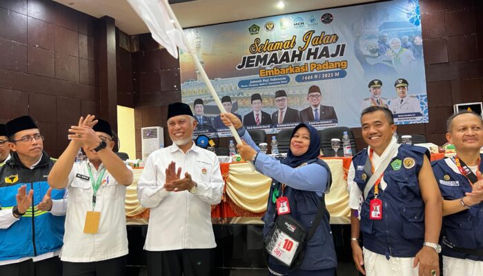 Gubernur Mahyeldi Lepas Keberangkatan 420 Calon Jemaah Haji Kloter 14 Embarkasi Padang