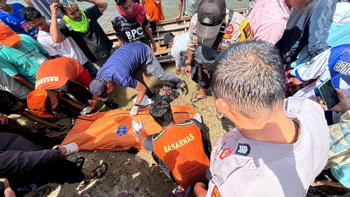 Evakuasi korban oleh tim SAR Pekanbaru dibantu warga setempat di Sungai Kampar, Desa Bandar Picak. (Foto/Basarnas Pekanbaru)