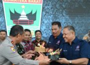 Kapolda Sumbar Beri Kejutan Kue Ulang Tahun untuk KSPSI di May Day Fiesta