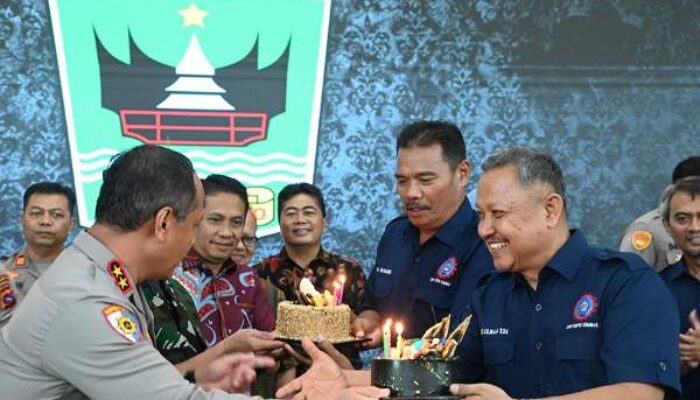 Kapolda Sumbar Beri Kejutan Kue Ulang Tahun untuk KSPSI di May Day Fiesta