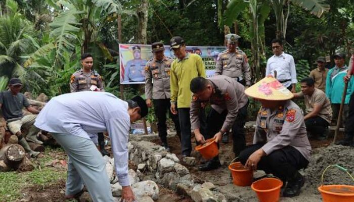Kapolres Pariaman Letakkan Batu Pertama Pembangunan Rumah untuk Warga Kurang Mampu