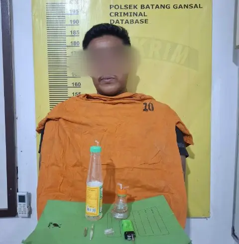 Penampakan pelaku Wahyu saat diamankan di Mapolsek Batang Gansal. (Ist)